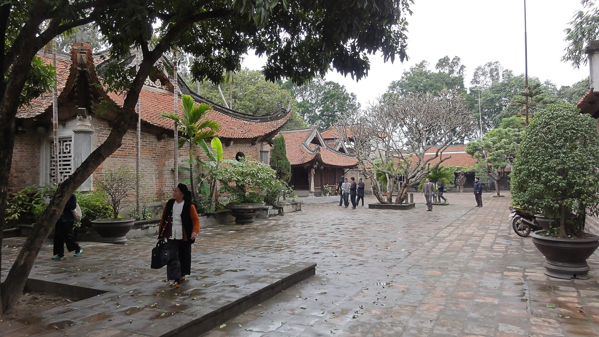Không gian Chùa Vĩnh Nghiêm nhìn từ sân chùa